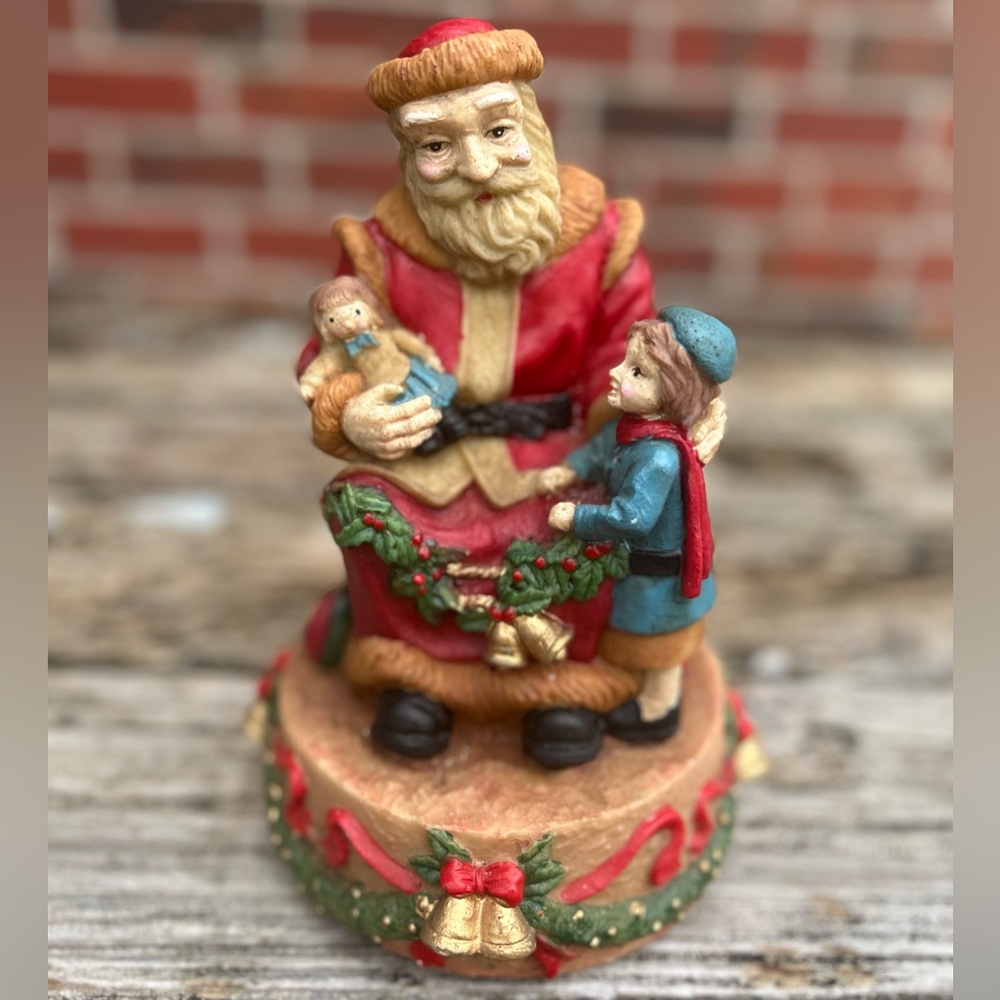 Vintage Christmas King Windsor Collection Music Box Plays “Jingle Bells” Santa
